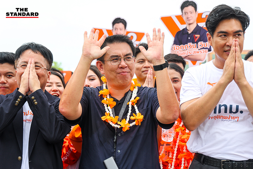 ชัยวัฒน์ สถาวรวิจิตร ผู้สมัครผู้ว่าฯ กทม. พรรคประชาชน และทีมงานหาเสียงบนรถแห่ 5