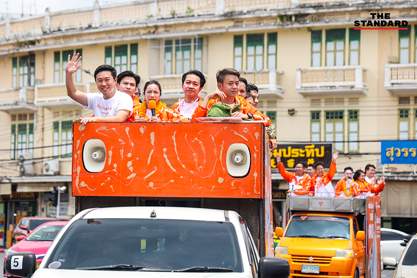 ชัยวัฒน์ สถาวรวิจิตร ผู้สมัครผู้ว่าฯ กทม. พรรคประชาชน และทีมงานหาเสียงบนรถแห่ 6