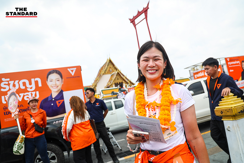 ชัยวัฒน์ สถาวรวิจิตร ผู้สมัครผู้ว่าฯ กทม. พรรคประชาชน และทีมงานหาเสียงบนรถแห่ 7