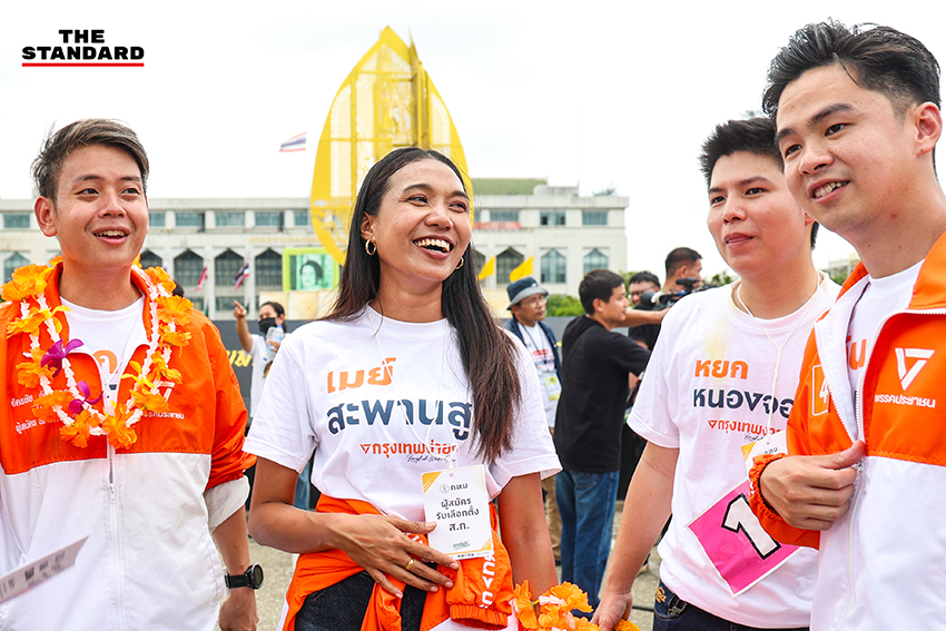 ชัยวัฒน์ สถาวรวิจิตร ผู้สมัครผู้ว่าฯ กทม. พรรคประชาชน และทีมงานหาเสียงบนรถแห่ 8