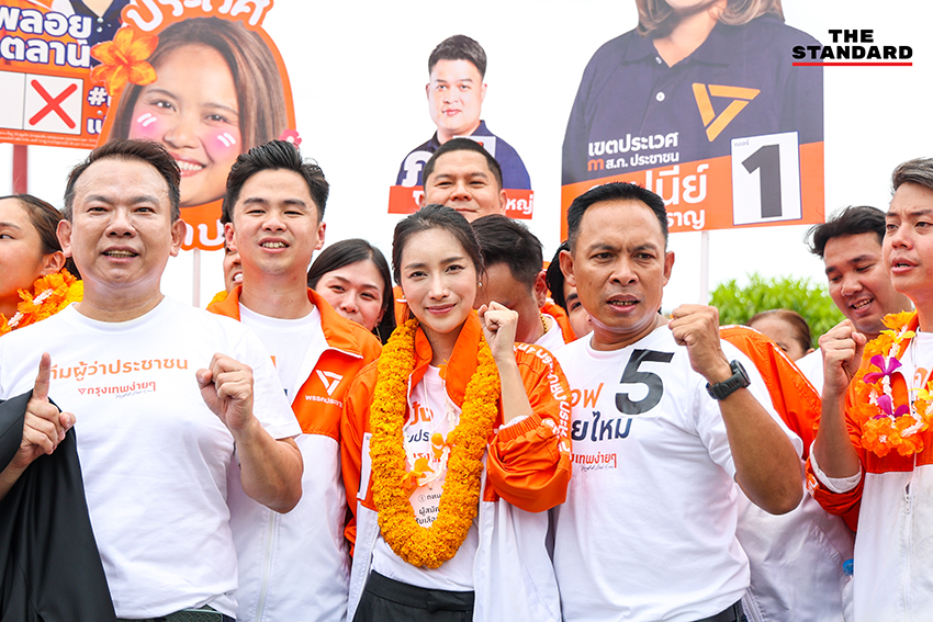 ชัยวัฒน์ สถาวรวิจิตร ผู้สมัครผู้ว่าฯ กทม. พรรคประชาชน และทีมงานหาเสียงบนรถแห่ 9