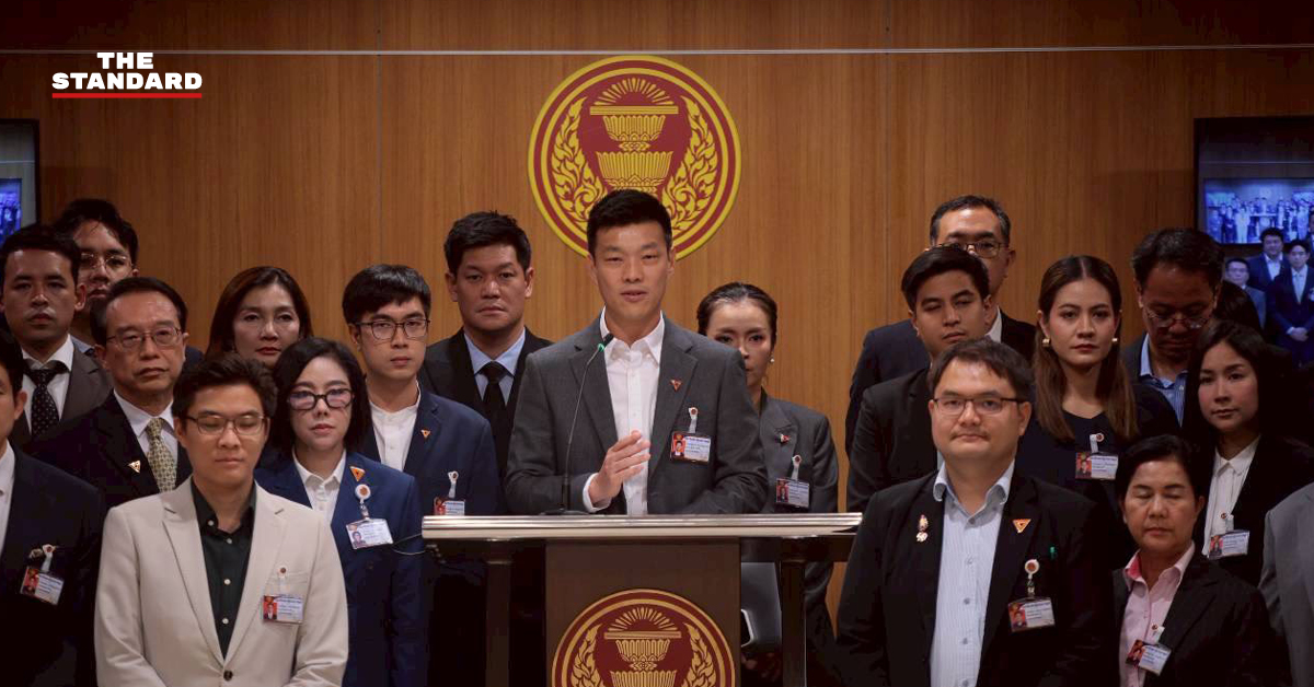 ณัฐพงษ์ เรืองปัญญาวุฒิ และพริษฐ์ วัชรสินธุ แถลงข่าวการยื่นร่างแก้ไขรัฐธรรมนูญของพรรคประชาชน