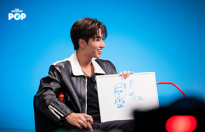 ภาพ เพิร์ธ และ แซนต้า กำลังเล่นเกม Matching Words ใน THE INTERVIEW EP.3 ของ THE STANDARD POP แสดงสีหน้ายิ้มแย้มและเคมีเข้ากัน 1