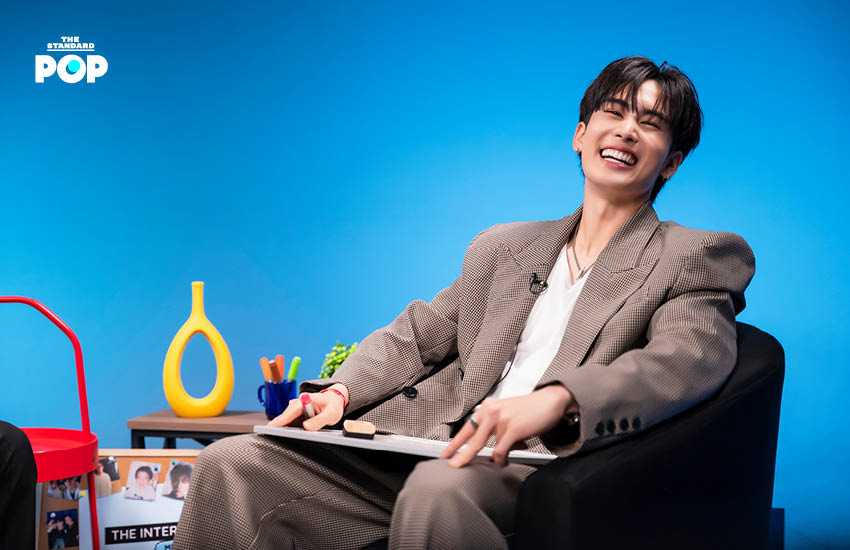 ภาพ เพิร์ธ และ แซนต้า กำลังเล่นเกม Matching Words ใน THE INTERVIEW EP.3 ของ THE STANDARD POP แสดงสีหน้ายิ้มแย้มและเคมีเข้ากัน 2