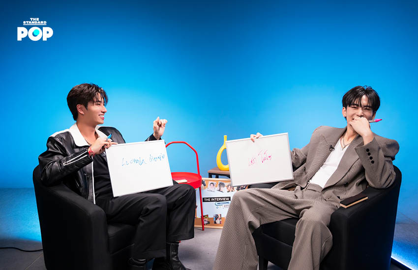 ภาพ เพิร์ธ และ แซนต้า กำลังเล่นเกม Matching Words ใน THE INTERVIEW EP.3 ของ THE STANDARD POP แสดงสีหน้ายิ้มแย้มและเคมีเข้ากัน 4