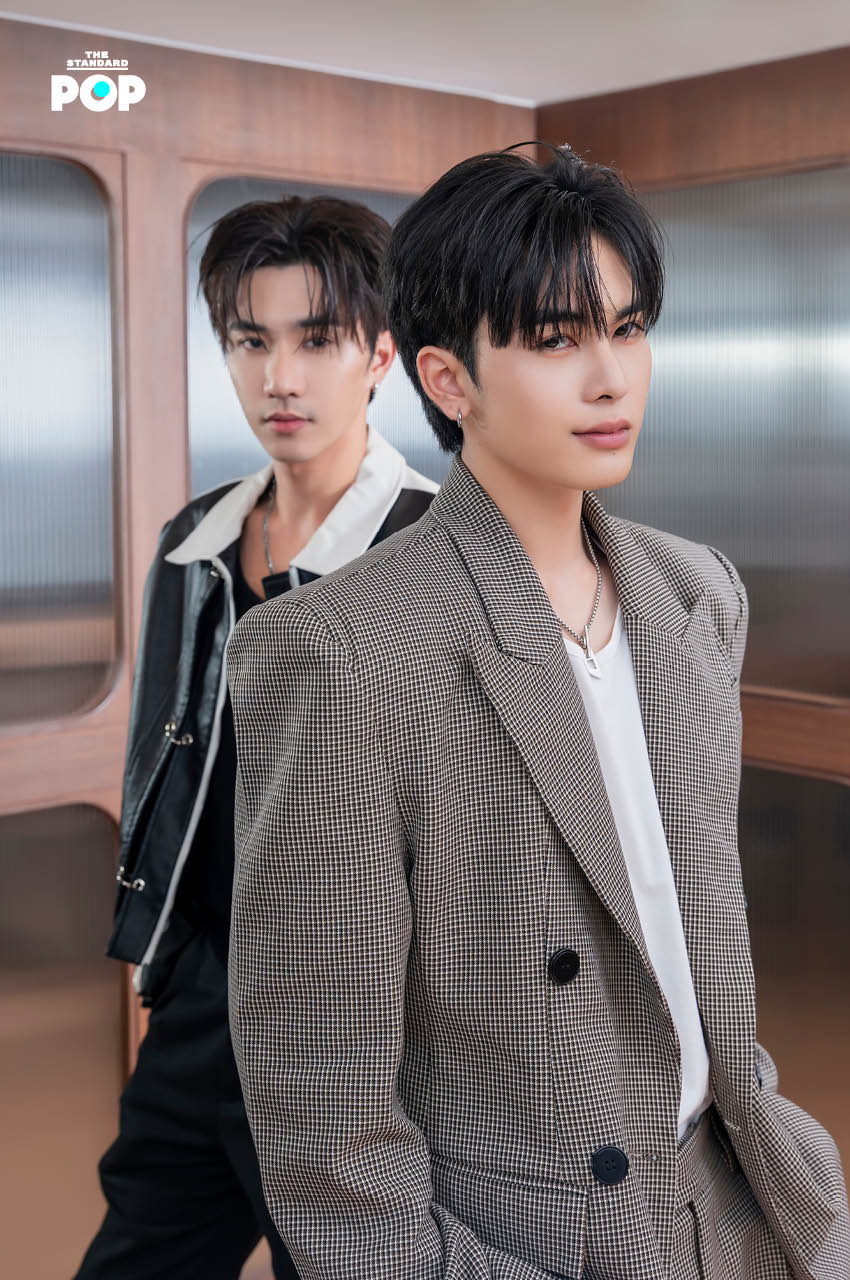 ภาพ เพิร์ธ และ แซนต้า กำลังเล่นเกม Matching Words ใน THE INTERVIEW EP.3 ของ THE STANDARD POP แสดงสีหน้ายิ้มแย้มและเคมีเข้ากัน 5
