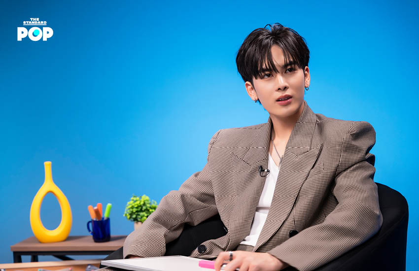 ภาพ เพิร์ธ และ แซนต้า กำลังเล่นเกม Matching Words ใน THE INTERVIEW EP.3 ของ THE STANDARD POP แสดงสีหน้ายิ้มแย้มและเคมีเข้ากัน 7