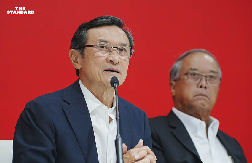 ชูศักดิ์ ศิรินิล, จาตุรนต์ ฉายแสง และมนพร เจริญศรี แถลงข่าวเรื่องการแก้ไขรัฐธรรมนูญที่พรรคเพื่อไทย 1