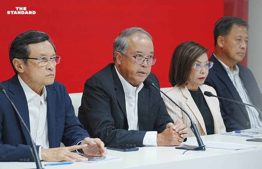 ชูศักดิ์ ศิรินิล, จาตุรนต์ ฉายแสง และมนพร เจริญศรี แถลงข่าวเรื่องการแก้ไขรัฐธรรมนูญที่พรรคเพื่อไทย 2