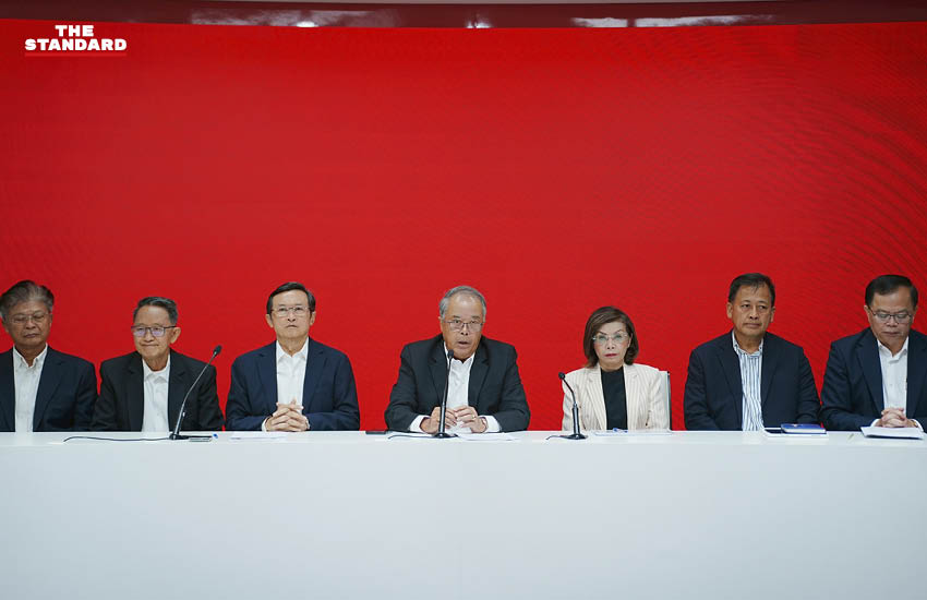 ชูศักดิ์ ศิรินิล, จาตุรนต์ ฉายแสง และมนพร เจริญศรี แถลงข่าวเรื่องการแก้ไขรัฐธรรมนูญที่พรรคเพื่อไทย 3