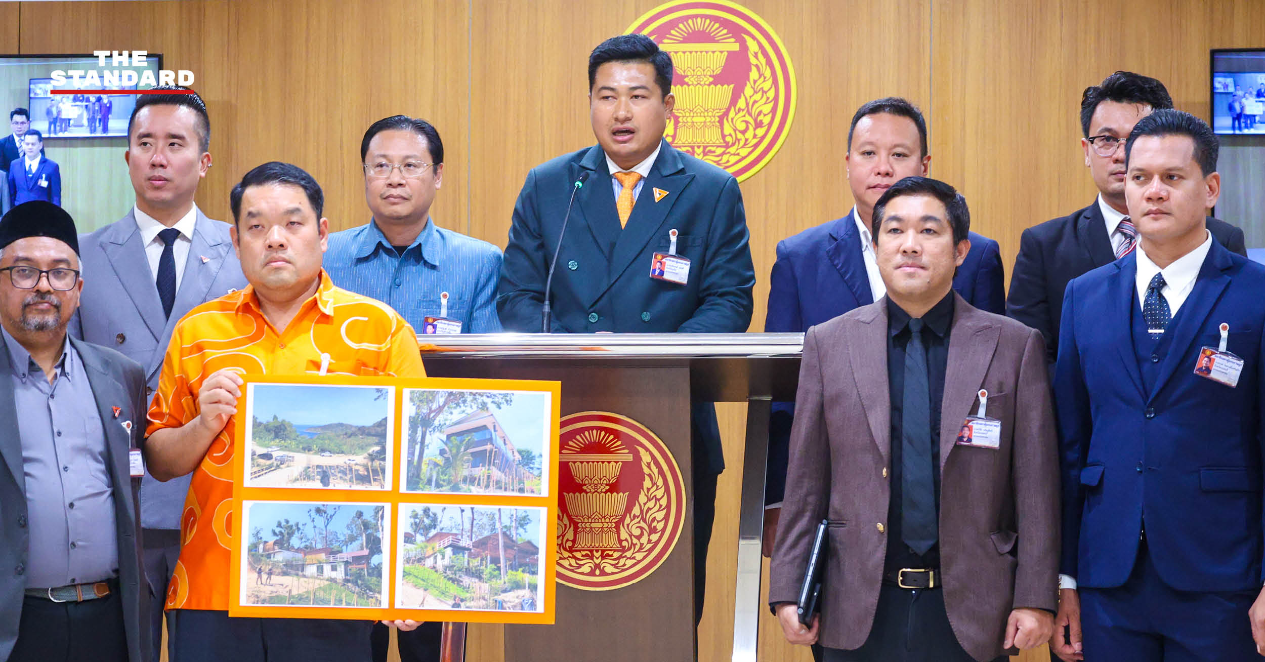 ภาพ สส. พรรคประชาชน แถลงข่าวกรณีถูกข่มขู่เอาชีวิต หลังตรวจสอบการรุกป่าสงวนที่ภูเก็ต
