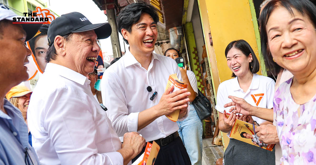 พิจิตต รัตตกุล อดีตผู้ว่าฯ กทม. และ ชัยวัฒน์ สถาวรวิจิตร ผู้สมัครผู้ว่าฯ กทม. พรรคประชาชน ระหว่างลงพื้นที่หาเสียง
