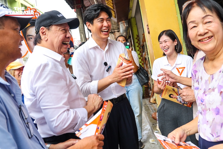 พิจิตต รัตตกุล อดีตผู้ว่าฯ กทม. และ ชัยวัฒน์ สถาวรวิจิตร ผู้สมัครผู้ว่าฯ กทม. พรรคประชาชน ระหว่างลงพื้นที่หาเสียง 1