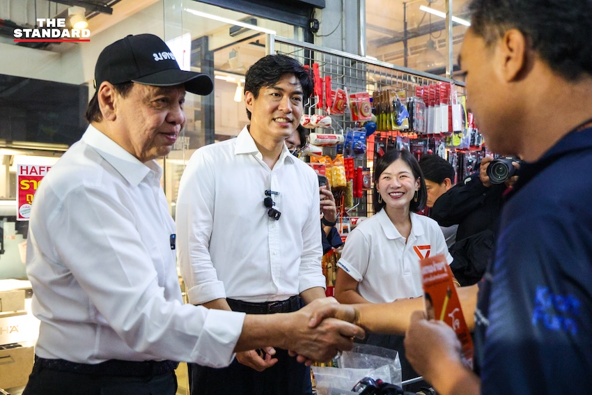 พิจิตต รัตตกุล อดีตผู้ว่าฯ กทม. และ ชัยวัฒน์ สถาวรวิจิตร ผู้สมัครผู้ว่าฯ กทม. พรรคประชาชน ระหว่างลงพื้นที่หาเสียง 10