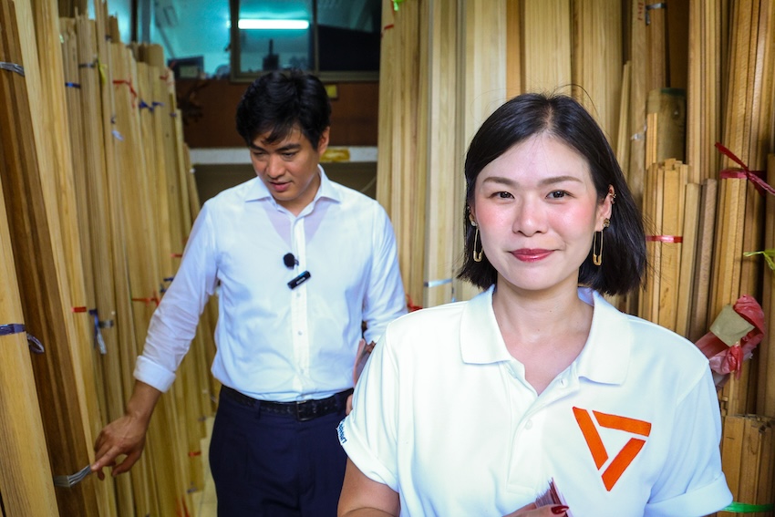 พิจิตต รัตตกุล อดีตผู้ว่าฯ กทม. และ ชัยวัฒน์ สถาวรวิจิตร ผู้สมัครผู้ว่าฯ กทม. พรรคประชาชน ระหว่างลงพื้นที่หาเสียง 11