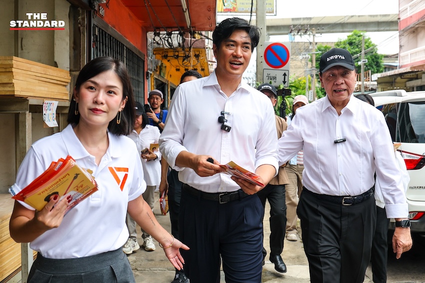 พิจิตต รัตตกุล อดีตผู้ว่าฯ กทม. และ ชัยวัฒน์ สถาวรวิจิตร ผู้สมัครผู้ว่าฯ กทม. พรรคประชาชน ระหว่างลงพื้นที่หาเสียง 12