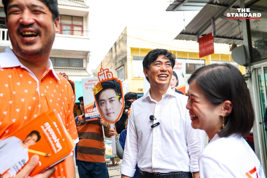 พิจิตต รัตตกุล อดีตผู้ว่าฯ กทม. และ ชัยวัฒน์ สถาวรวิจิตร ผู้สมัครผู้ว่าฯ กทม. พรรคประชาชน ระหว่างลงพื้นที่หาเสียง 13
