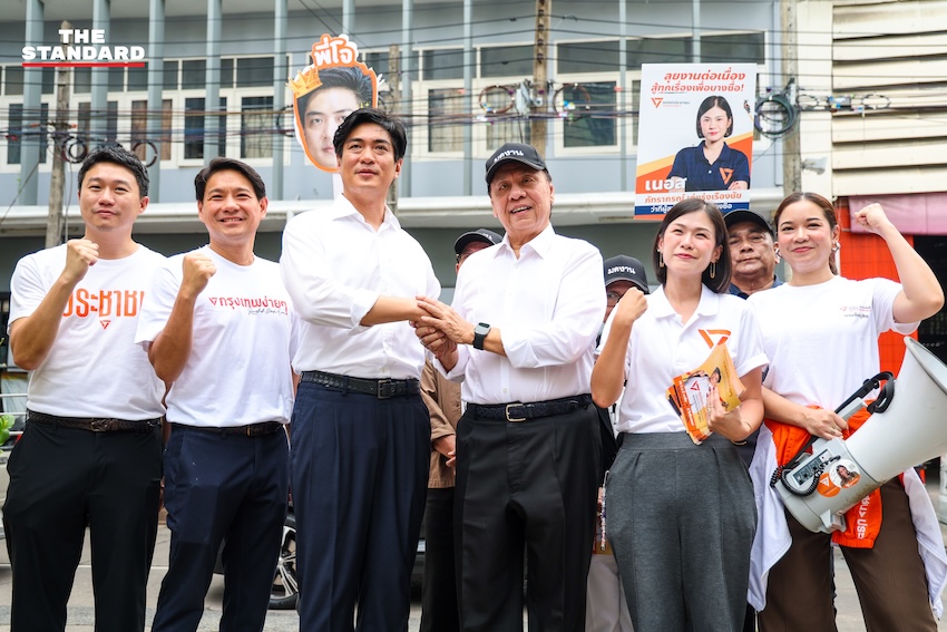 พิจิตต รัตตกุล อดีตผู้ว่าฯ กทม. และ ชัยวัฒน์ สถาวรวิจิตร ผู้สมัครผู้ว่าฯ กทม. พรรคประชาชน ระหว่างลงพื้นที่หาเสียง 14