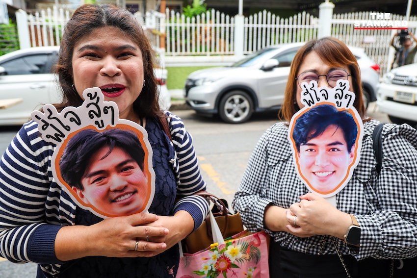 พิจิตต รัตตกุล อดีตผู้ว่าฯ กทม. และ ชัยวัฒน์ สถาวรวิจิตร ผู้สมัครผู้ว่าฯ กทม. พรรคประชาชน ระหว่างลงพื้นที่หาเสียง 15