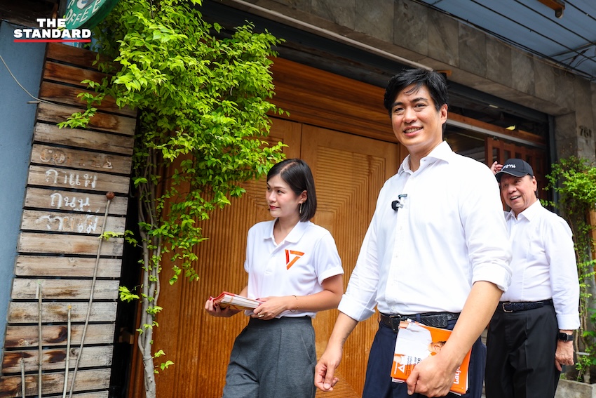 พิจิตต รัตตกุล อดีตผู้ว่าฯ กทม. และ ชัยวัฒน์ สถาวรวิจิตร ผู้สมัครผู้ว่าฯ กทม. พรรคประชาชน ระหว่างลงพื้นที่หาเสียง 16