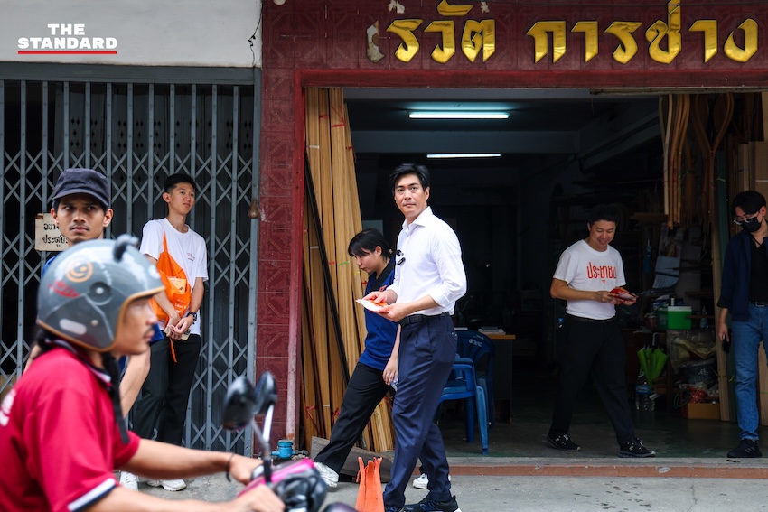 พิจิตต รัตตกุล อดีตผู้ว่าฯ กทม. และ ชัยวัฒน์ สถาวรวิจิตร ผู้สมัครผู้ว่าฯ กทม. พรรคประชาชน ระหว่างลงพื้นที่หาเสียง 18