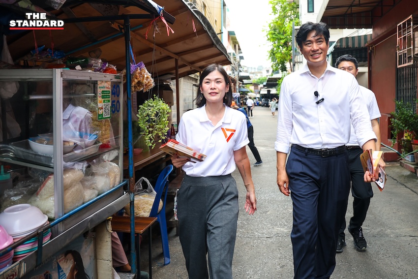 พิจิตต รัตตกุล อดีตผู้ว่าฯ กทม. และ ชัยวัฒน์ สถาวรวิจิตร ผู้สมัครผู้ว่าฯ กทม. พรรคประชาชน ระหว่างลงพื้นที่หาเสียง 4
