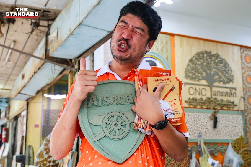 พิจิตต รัตตกุล อดีตผู้ว่าฯ กทม. และ ชัยวัฒน์ สถาวรวิจิตร ผู้สมัครผู้ว่าฯ กทม. พรรคประชาชน ระหว่างลงพื้นที่หาเสียง 5