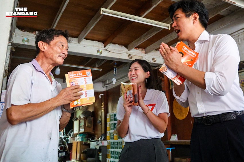 พิจิตต รัตตกุล อดีตผู้ว่าฯ กทม. และ ชัยวัฒน์ สถาวรวิจิตร ผู้สมัครผู้ว่าฯ กทม. พรรคประชาชน ระหว่างลงพื้นที่หาเสียง 6