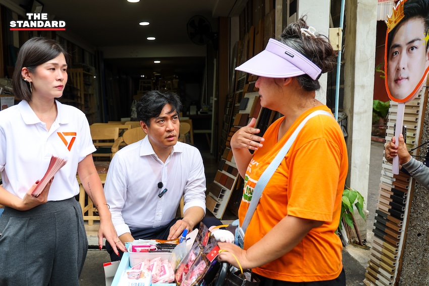 พิจิตต รัตตกุล อดีตผู้ว่าฯ กทม. และ ชัยวัฒน์ สถาวรวิจิตร ผู้สมัครผู้ว่าฯ กทม. พรรคประชาชน ระหว่างลงพื้นที่หาเสียง 7