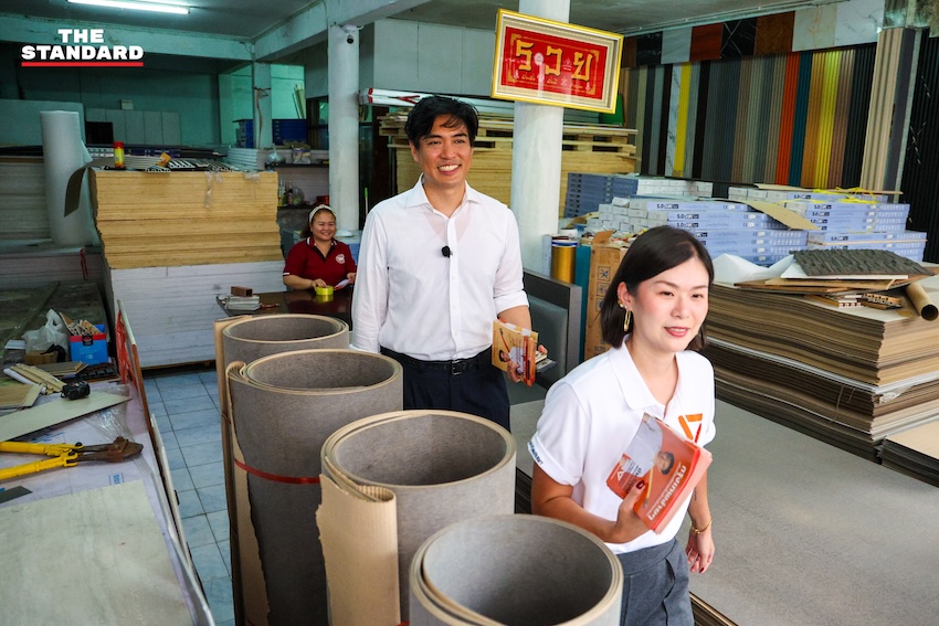 พิจิตต รัตตกุล อดีตผู้ว่าฯ กทม. และ ชัยวัฒน์ สถาวรวิจิตร ผู้สมัครผู้ว่าฯ กทม. พรรคประชาชน ระหว่างลงพื้นที่หาเสียง 8