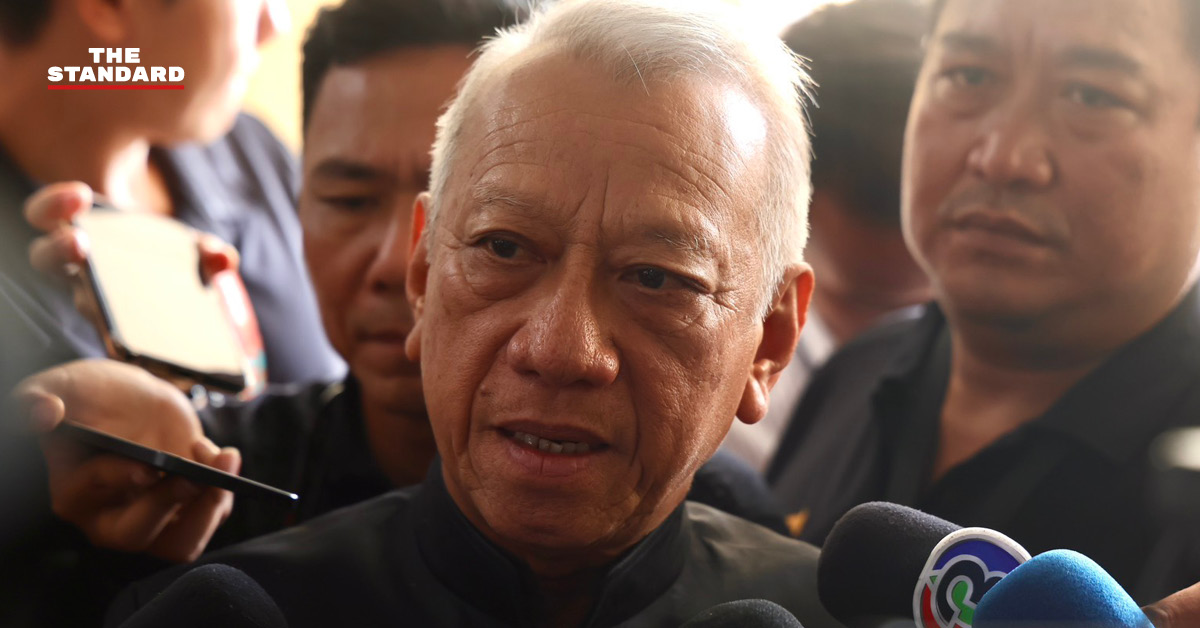 ภาพ พิพัฒน์ รัชกิจประการ รองนายกรัฐมนตรีและรัฐมนตรีว่าการกระทรวงคมนาคม ให้สัมภาษณ์สื่อมวลชน