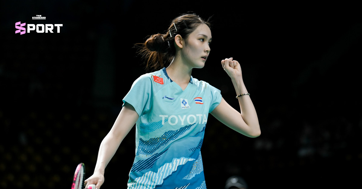 นักแบดมินตันหญิงเดี่ยว พิชฌามลณ์ โอภาสนิพัทธ์ กำลังตีลูกแบดมินตันในสนาม