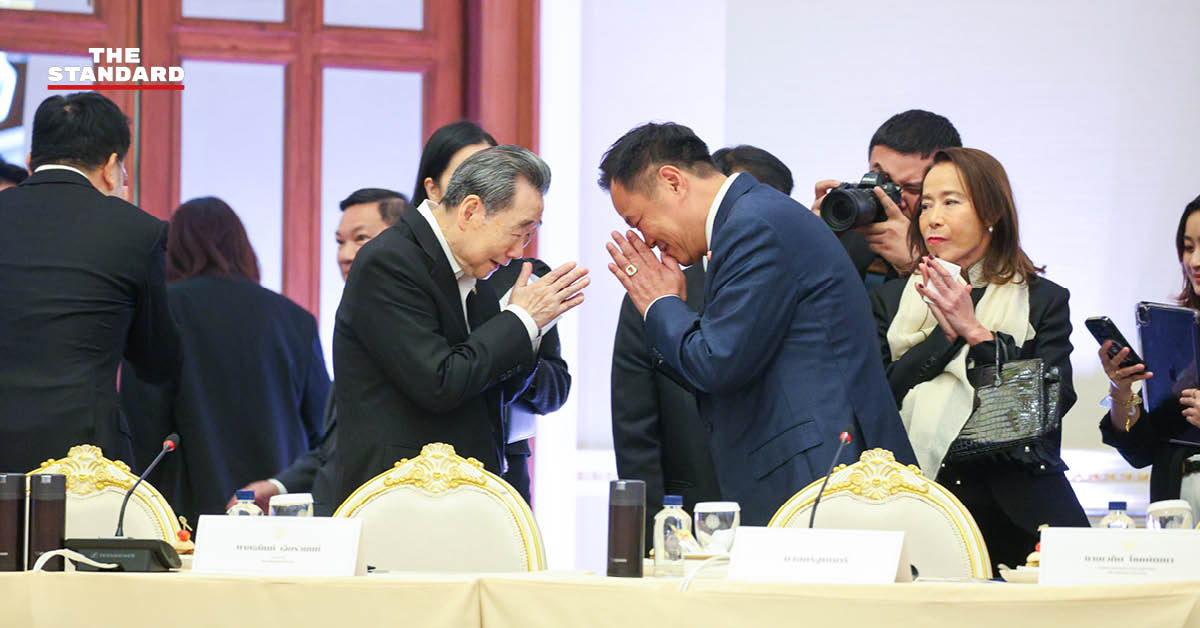 ภาพนายกรัฐมนตรีเป็นประธานการประชุมรับฟังข้อเสนอจากภาคเอกชน