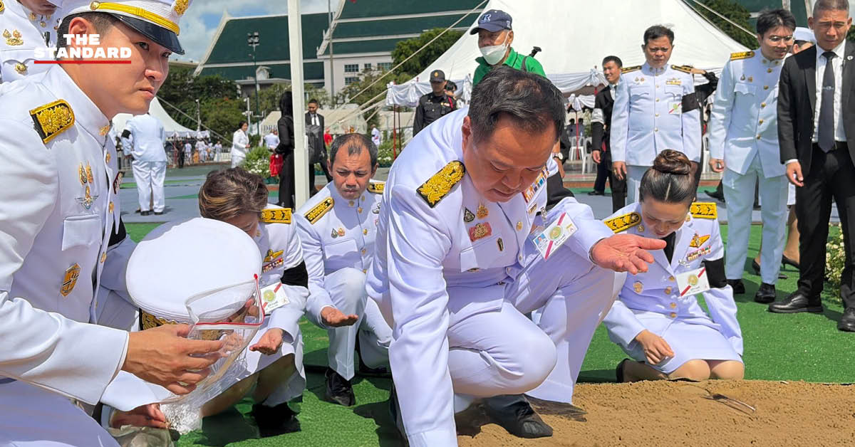 นายกรัฐมนตรี อนุทิน ชาญวีรกูล กำลังเก็บเมล็ดพันธุ์ข้าวในแปลงนา