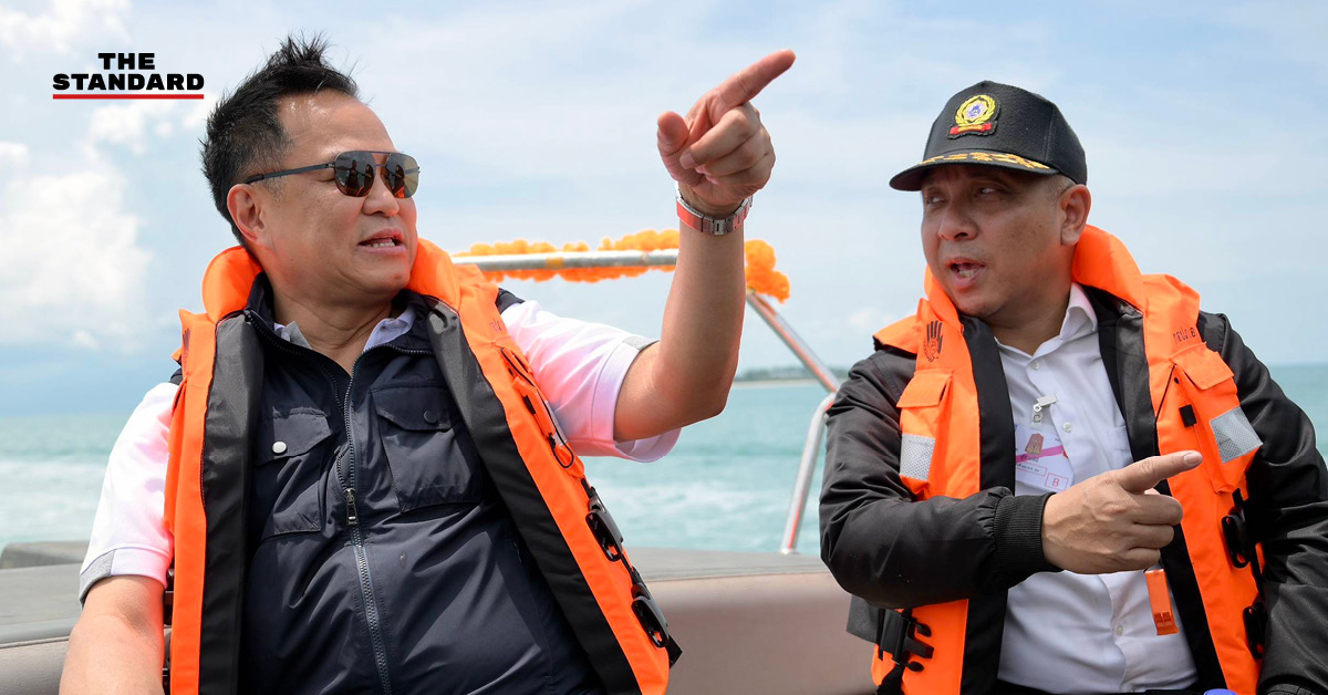 นายกรัฐมนตรี อนุทิน ชาญวีรกูล กำลังพูดคุยกับเจ้าหน้าที่ระหว่างลงพื้นที่ตรวจปัญหานอมินีต่างชาติ