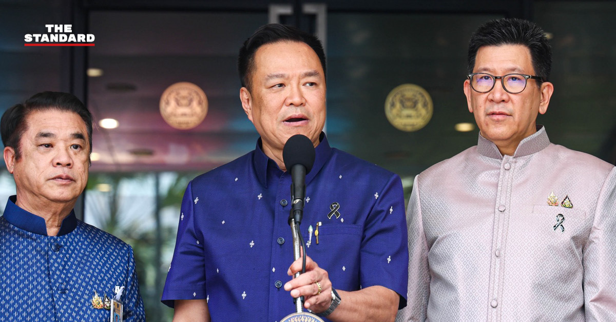 อนุทิน ชาญวีรกูล นายกรัฐมนตรี กำลังแถลงข่าวถึงมติ ครม. ยกเลิก MOU44