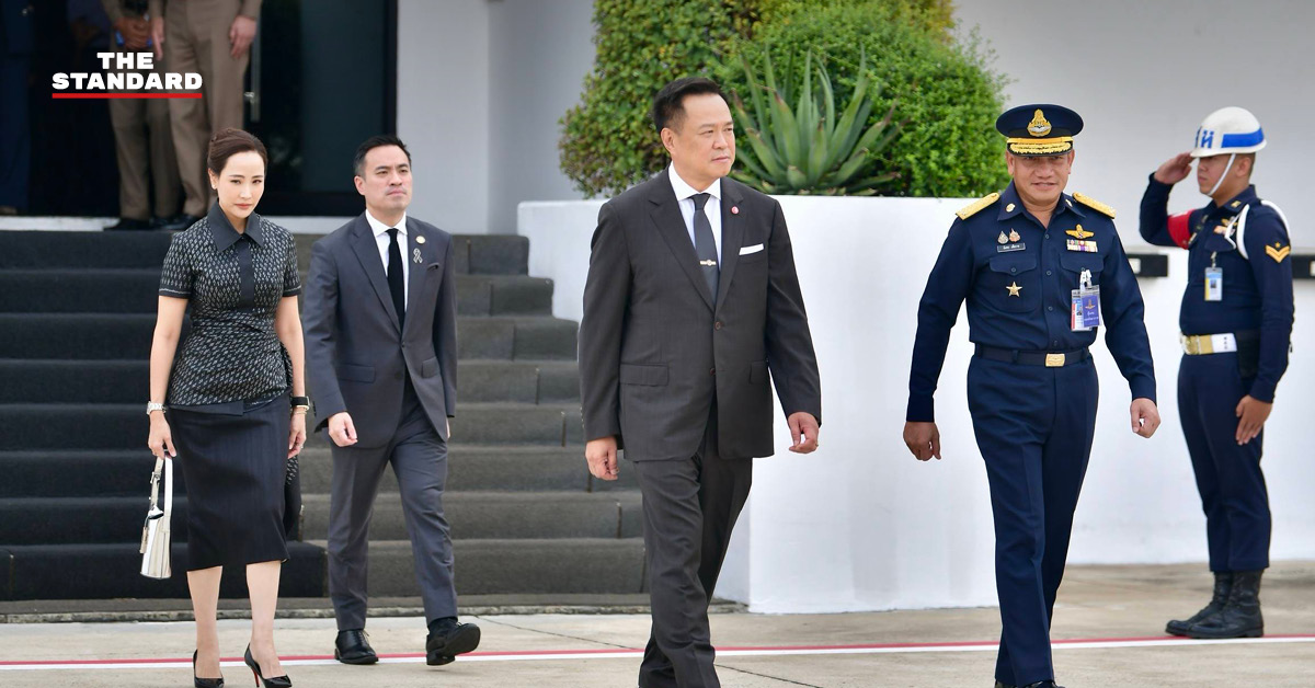 อนุทิน ชาญวีรกูล นายกรัฐมนตรี ให้สัมภาษณ์ที่ท่าอากาศยานทหาร กองบิน 6 ก่อนเดินทางไปฟิลิปปินส์