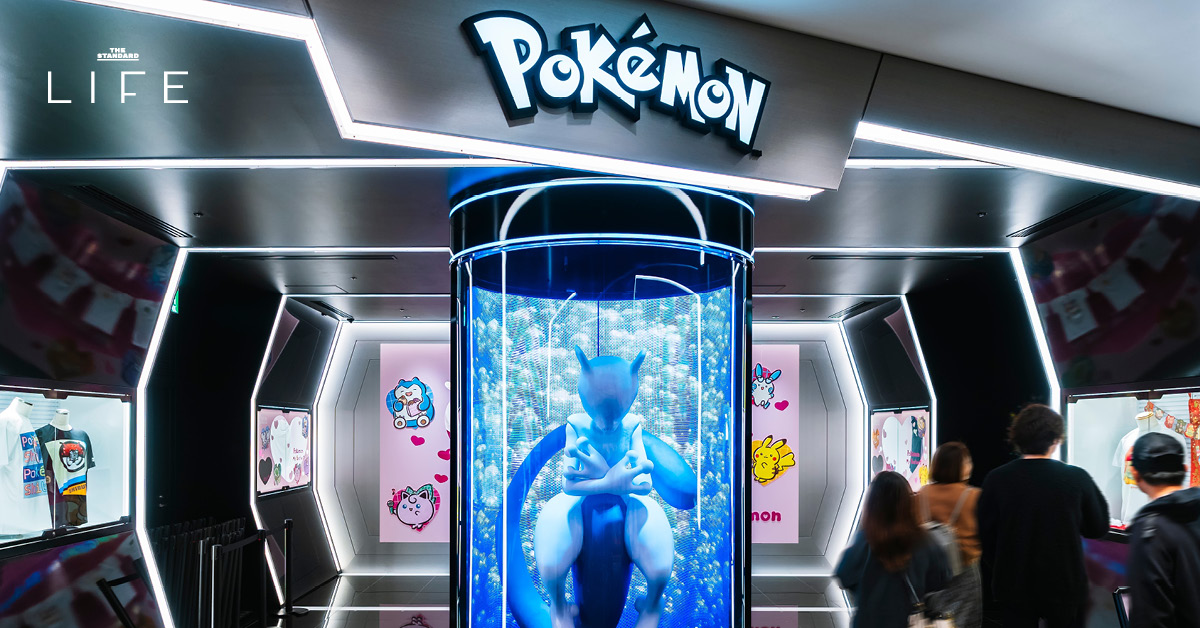 บรรยากาศภายในร้าน Pokémon Center ที่เต็มไปด้วยสินค้าและตุ๊กตาโปเกมอนหลากหลายชนิด