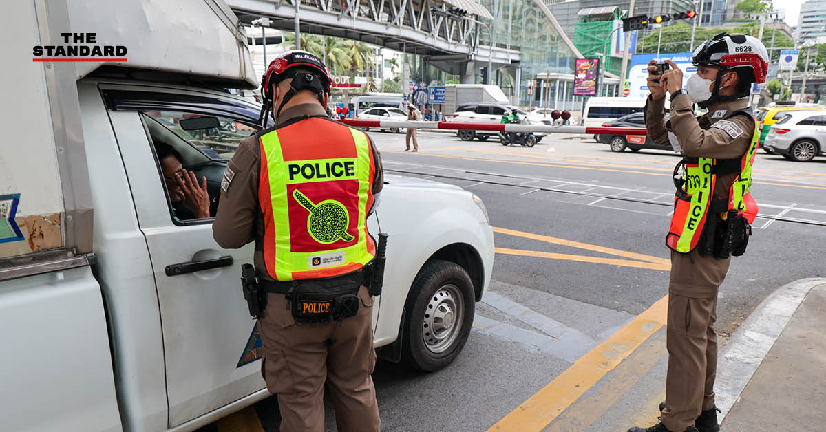 เจ้าหน้าที่ตำรวจยืนประจำการบริเวณจุดตัดทางรถไฟ