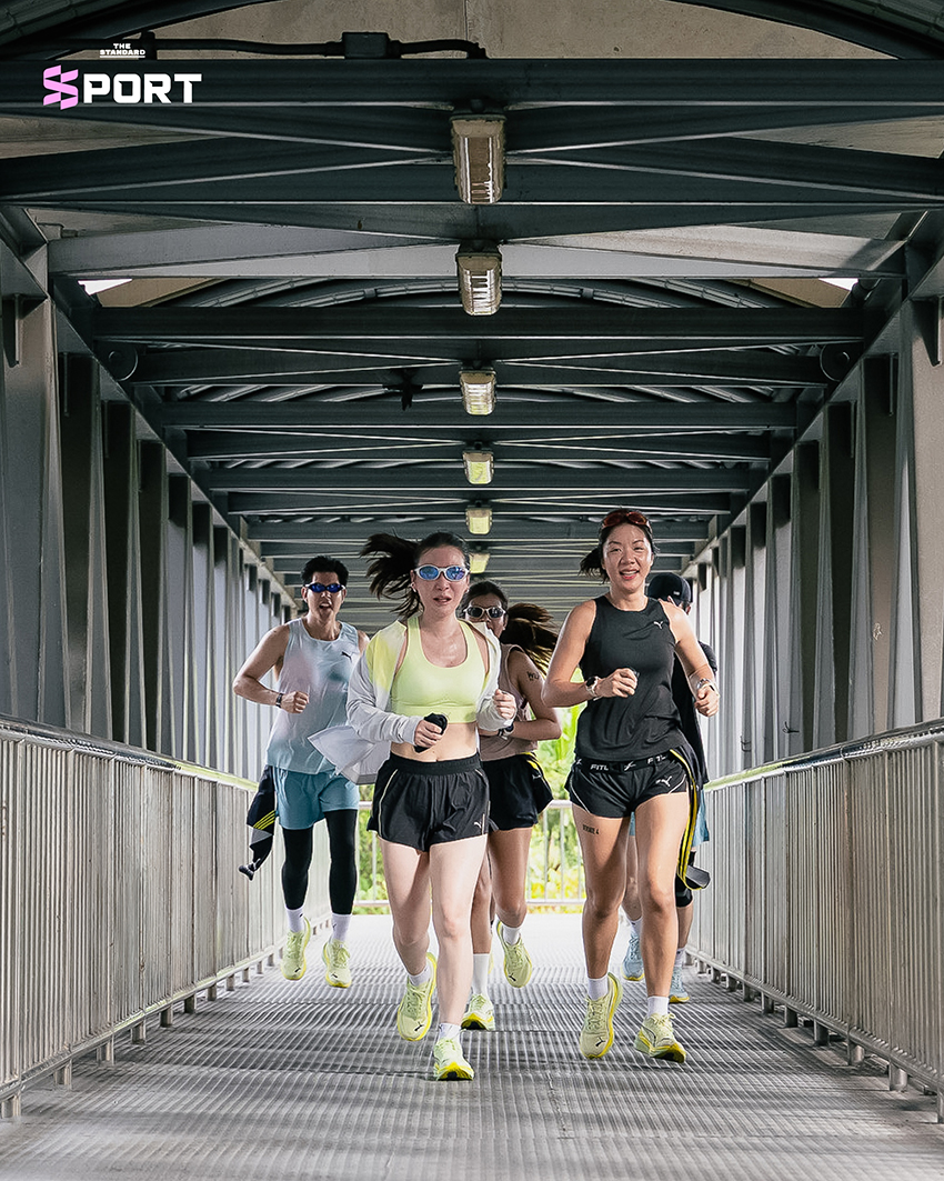 นักวิ่งกำลังทดสอบรองเท้า PUMA DEVIATE NITRO™ 4 ในกิจกรรม FAST LANE CHALLENGE 4