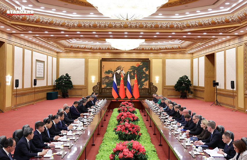 ประธานาธิบดีปูตินและประธานาธิบดีสี จิ้นผิง จับมือทักทายกันระหว่างการเยือนกรุงปักกิ่ง 8