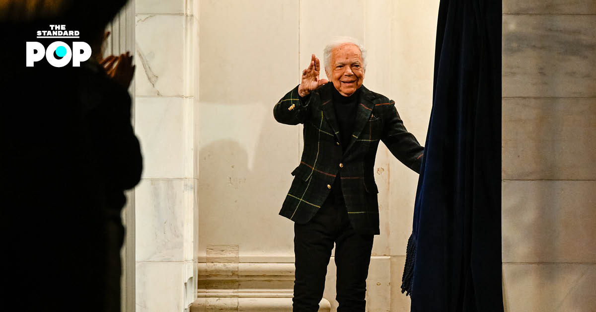 Ralph Lauren กำลังเดินบนรันเวย์ในงานแฟชั่นโชว์ของแบรนด์
