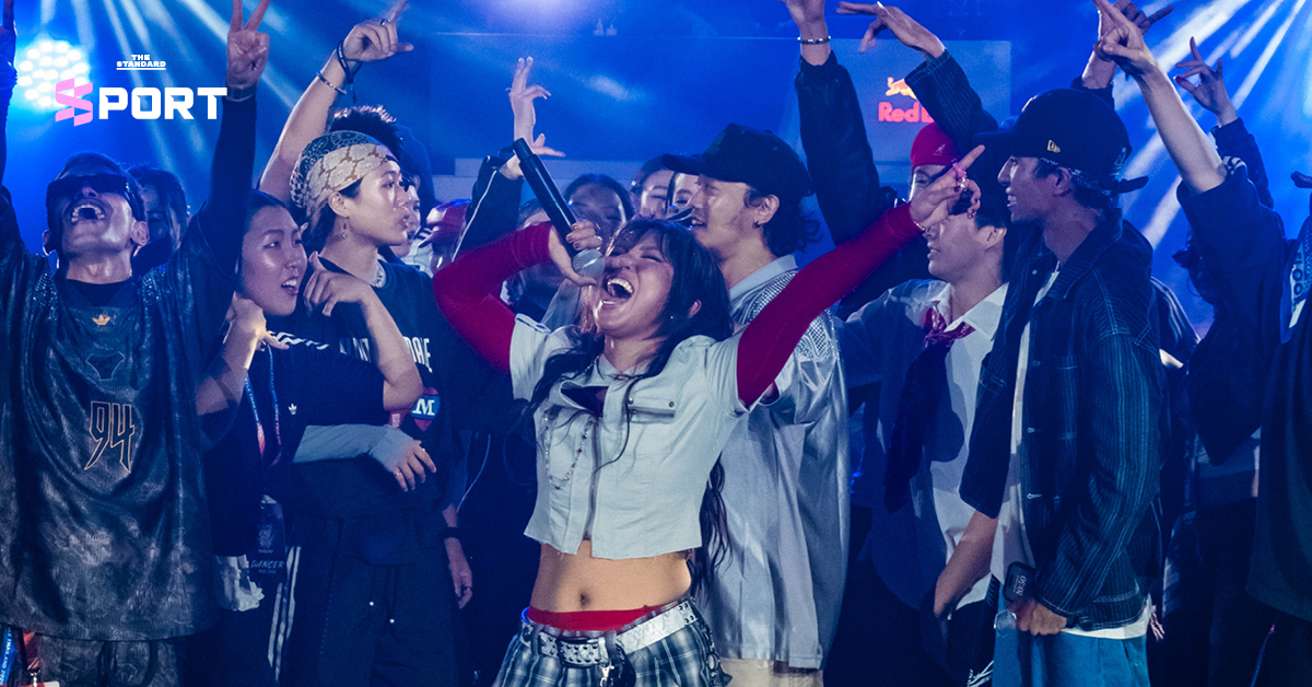 ภาพนักเต้น ชยันธน สมผล หรือ TAE-BRUCELEE กำลังแสดงบนเวที Red Bull Dance Your Style ท่ามกลางผู้ชมจำนวนมาก