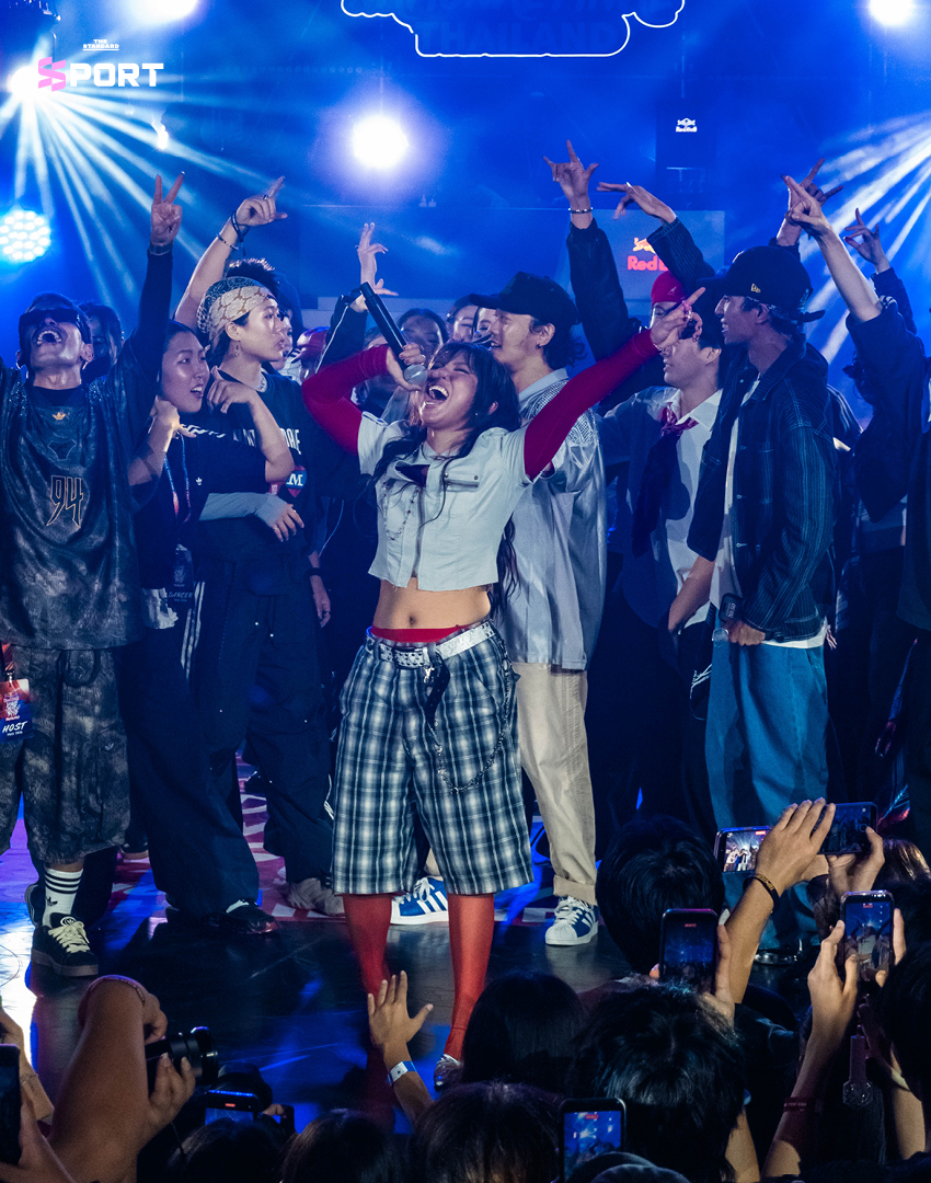ภาพนักเต้น ชยันธน สมผล หรือ TAE-BRUCELEE กำลังแสดงบนเวที Red Bull Dance Your Style ท่ามกลางผู้ชมจำนวนมาก 1