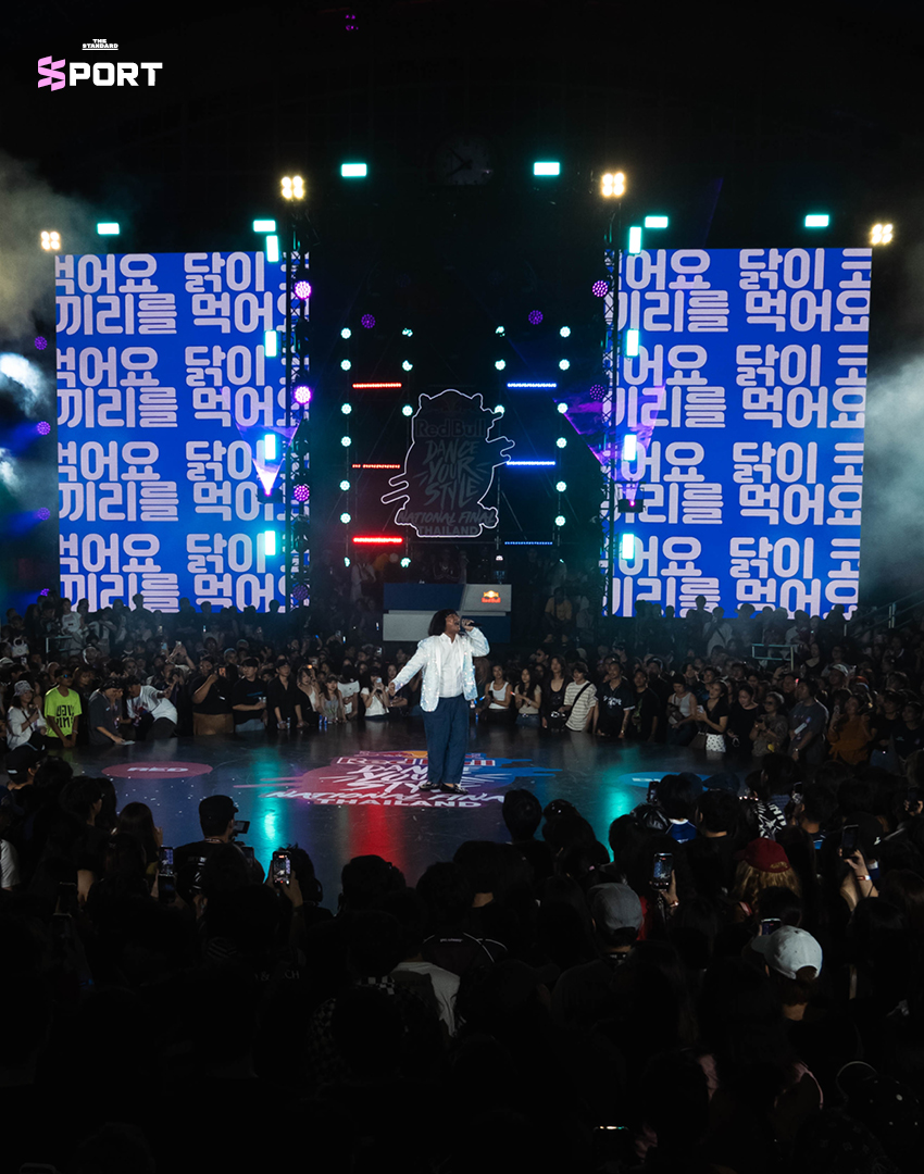 ภาพนักเต้น ชยันธน สมผล หรือ TAE-BRUCELEE กำลังแสดงบนเวที Red Bull Dance Your Style ท่ามกลางผู้ชมจำนวนมาก 10