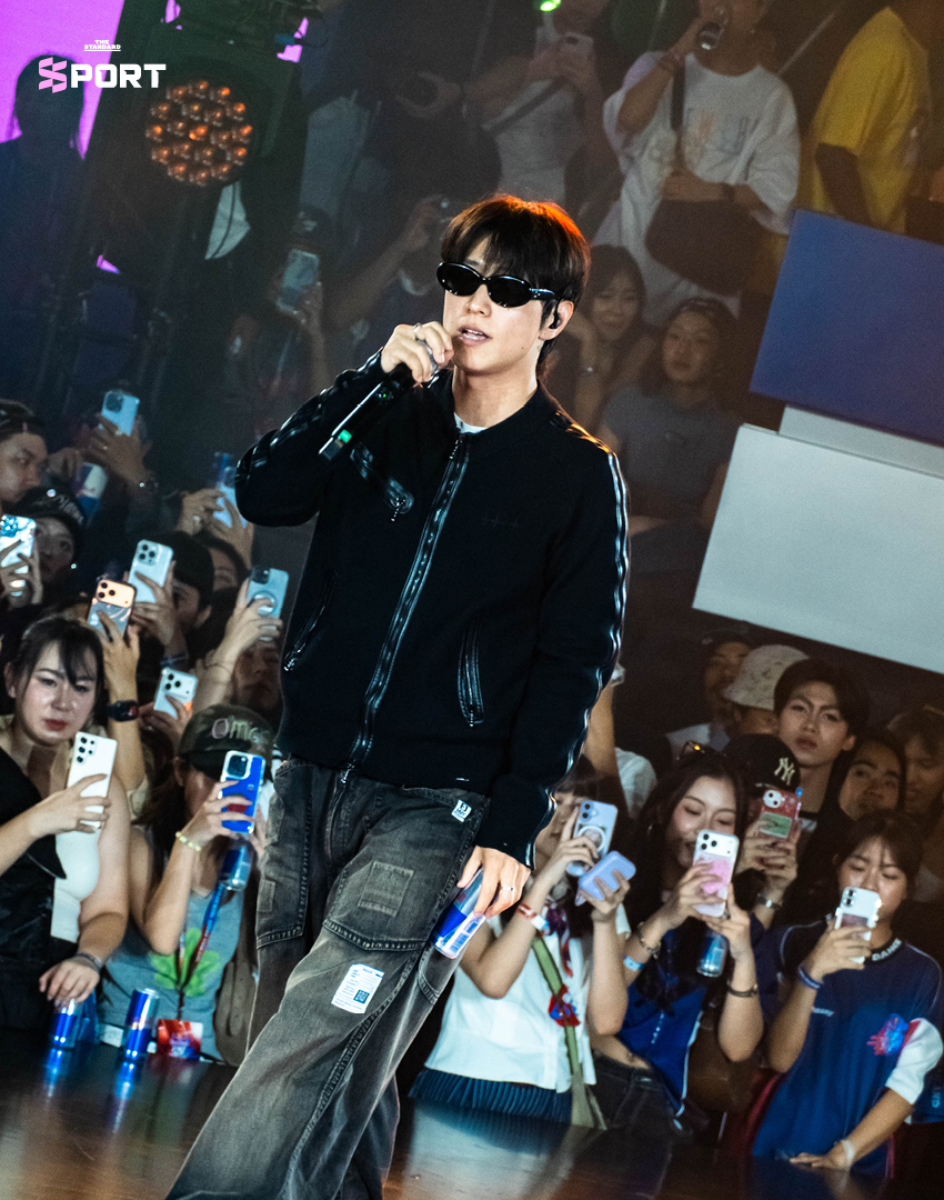 ภาพนักเต้น ชยันธน สมผล หรือ TAE-BRUCELEE กำลังแสดงบนเวที Red Bull Dance Your Style ท่ามกลางผู้ชมจำนวนมาก 12