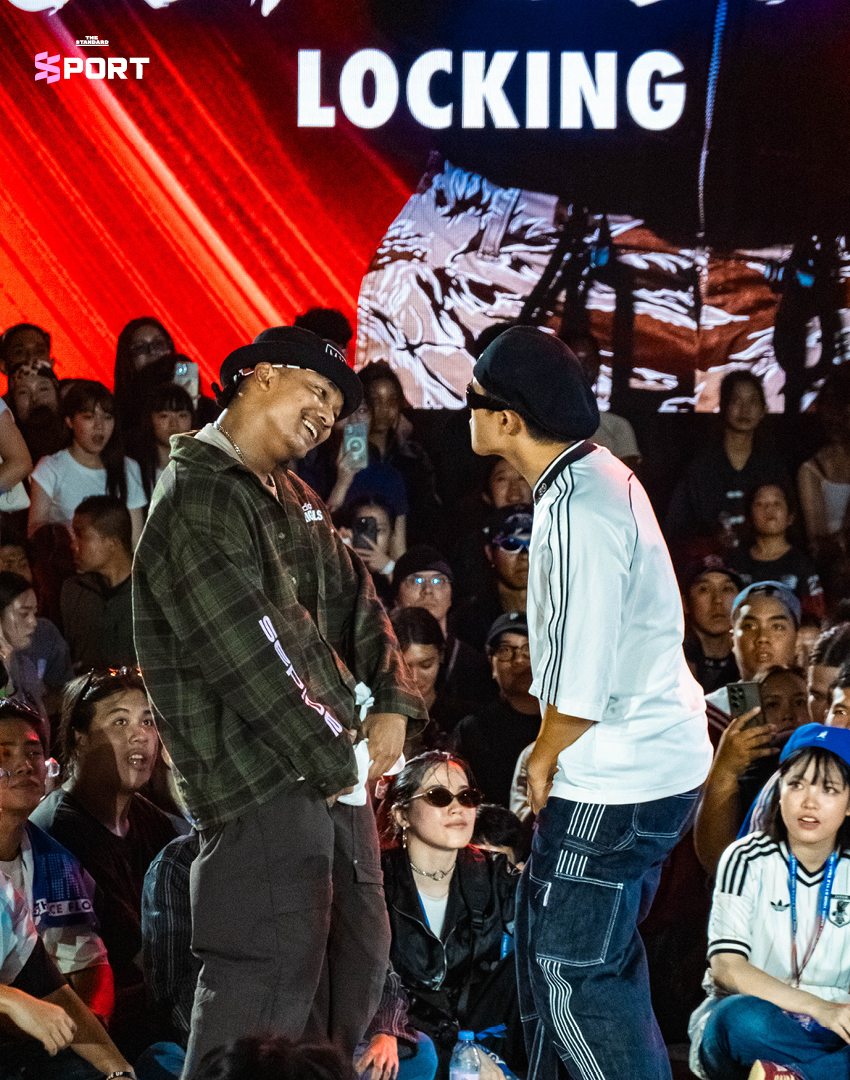 ภาพนักเต้น ชยันธน สมผล หรือ TAE-BRUCELEE กำลังแสดงบนเวที Red Bull Dance Your Style ท่ามกลางผู้ชมจำนวนมาก 14