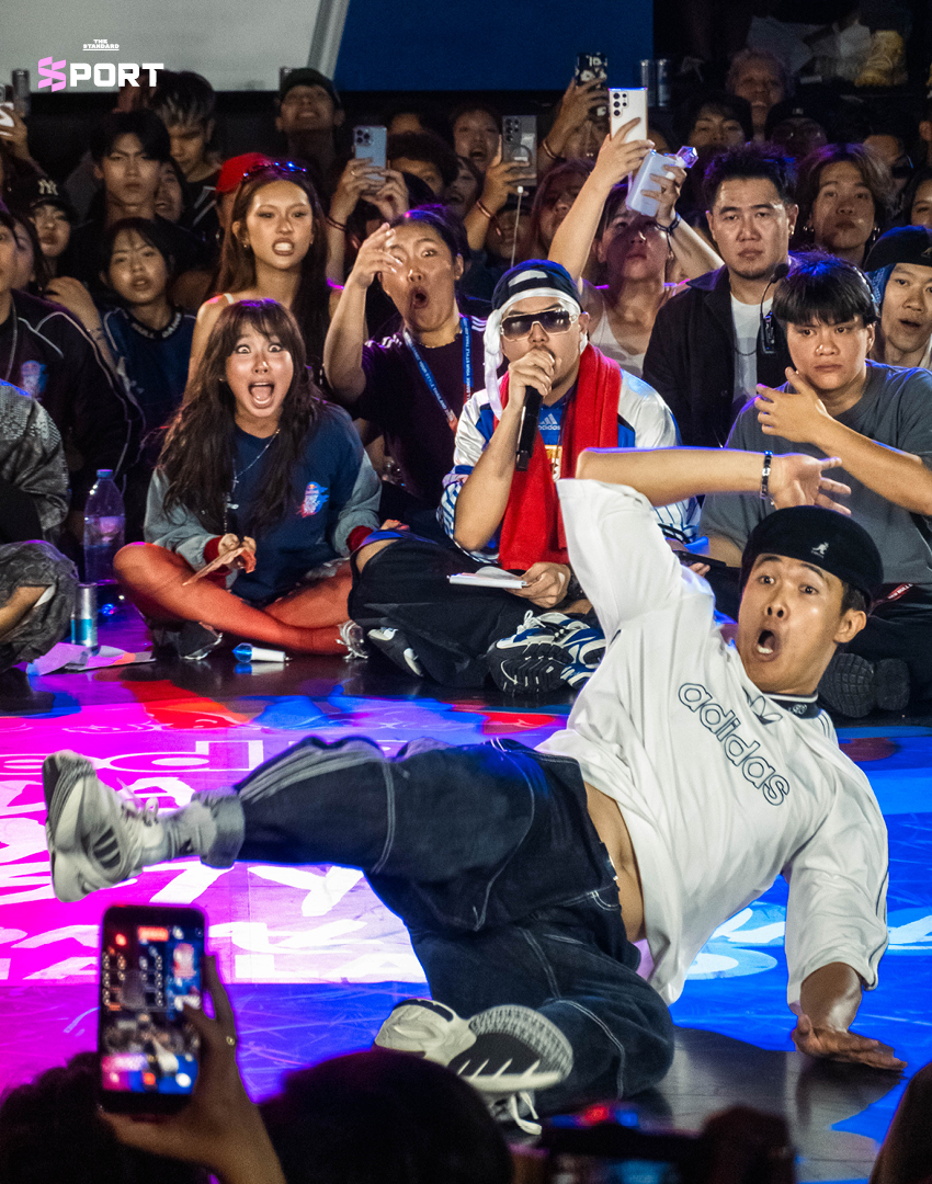 ภาพนักเต้น ชยันธน สมผล หรือ TAE-BRUCELEE กำลังแสดงบนเวที Red Bull Dance Your Style ท่ามกลางผู้ชมจำนวนมาก 15