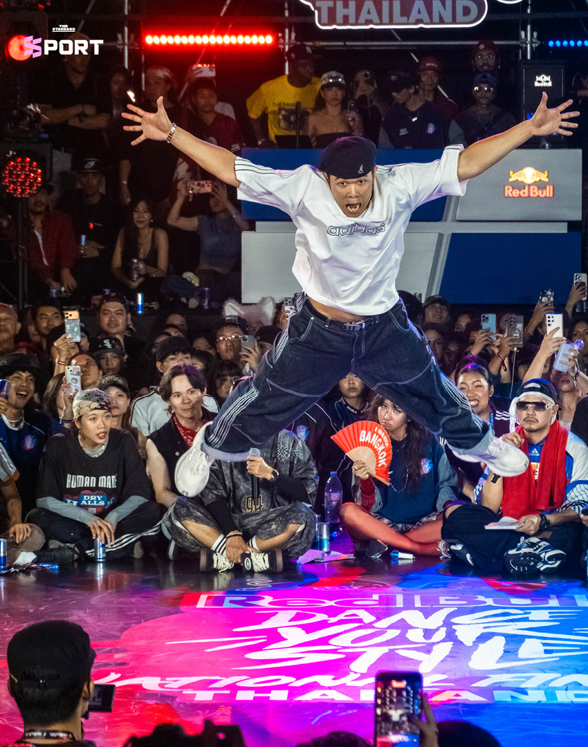 ภาพนักเต้น ชยันธน สมผล หรือ TAE-BRUCELEE กำลังแสดงบนเวที Red Bull Dance Your Style ท่ามกลางผู้ชมจำนวนมาก 16