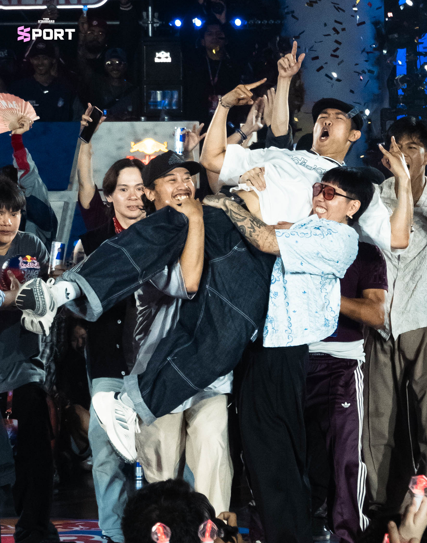 ภาพนักเต้น ชยันธน สมผล หรือ TAE-BRUCELEE กำลังแสดงบนเวที Red Bull Dance Your Style ท่ามกลางผู้ชมจำนวนมาก 19